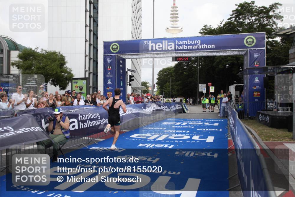 29.06.2025 - hella hamburg halbmarathon Michael Strokosch http://msf.ph/oto/8155020 29.06.2025 10:06:03 Ziel 24 meine-sportfotos.de