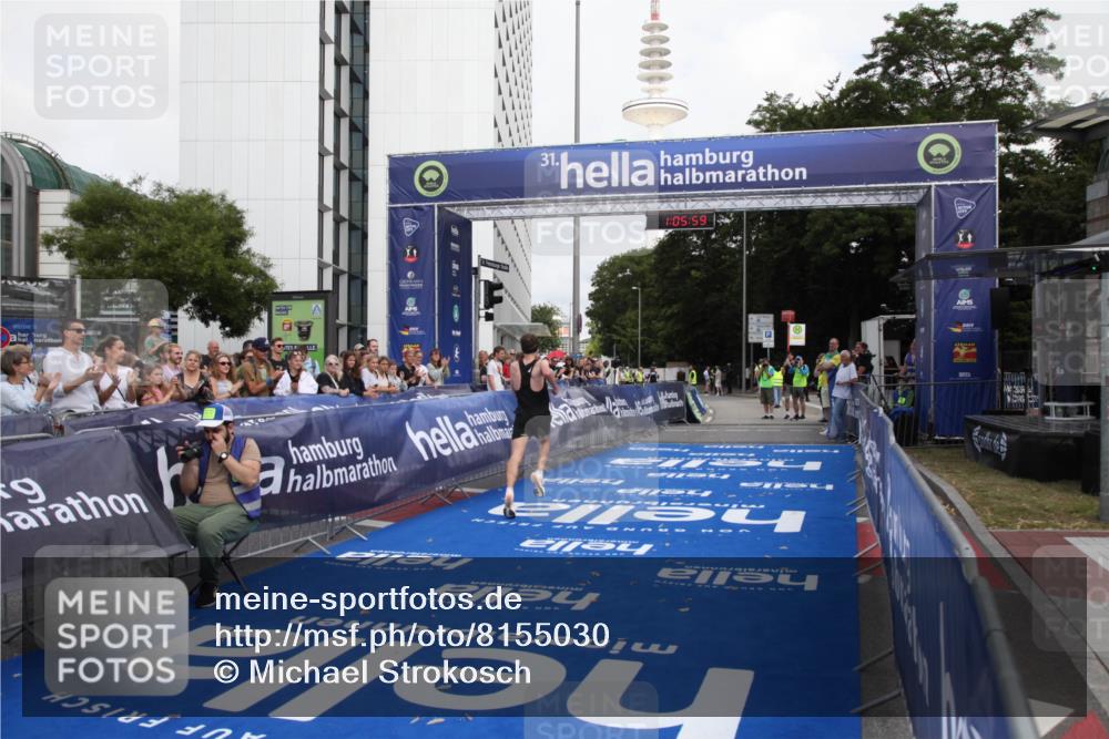 29.06.2025 - hella hamburg halbmarathon Michael Strokosch http://msf.ph/oto/8155030 29.06.2025 10:06:03 Ziel 24 meine-sportfotos.de