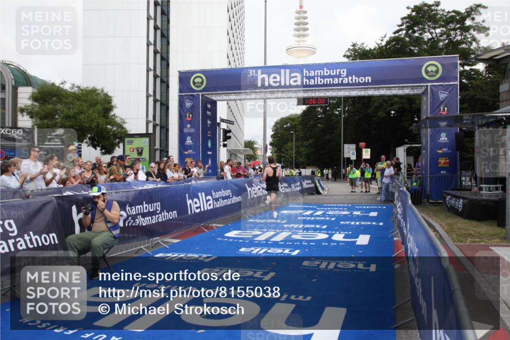 29.06.2025 - hella hamburg halbmarathon Michael Strokosch http://msf.ph/oto/8155038 29.06.2025 10:06:04 Ziel 24 meine-sportfotos.de