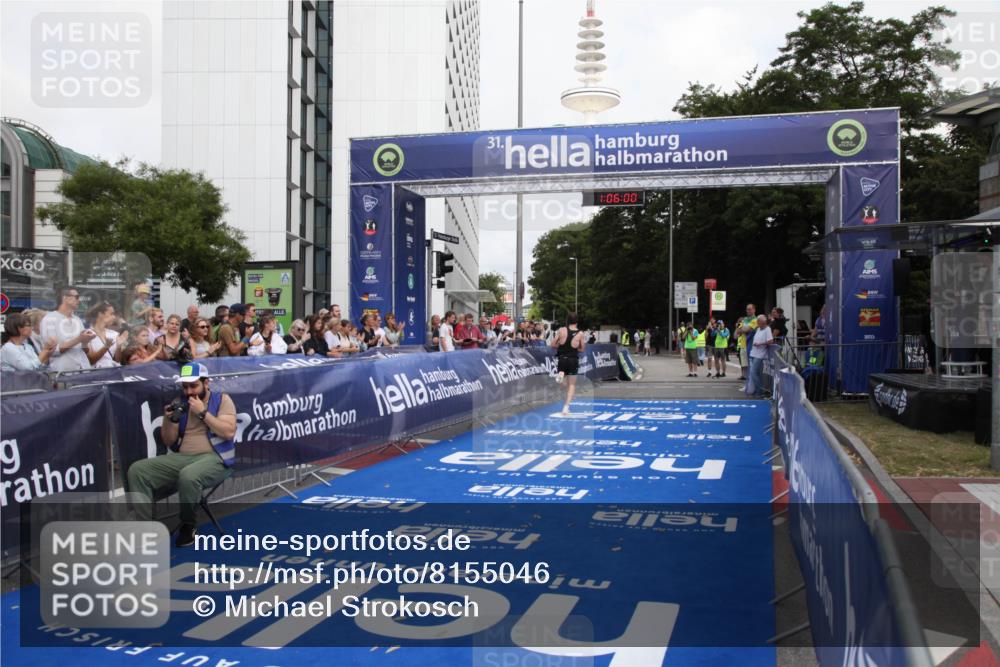 29.06.2025 - hella hamburg halbmarathon Michael Strokosch http://msf.ph/oto/8155046 29.06.2025 10:06:04 Ziel 24 meine-sportfotos.de