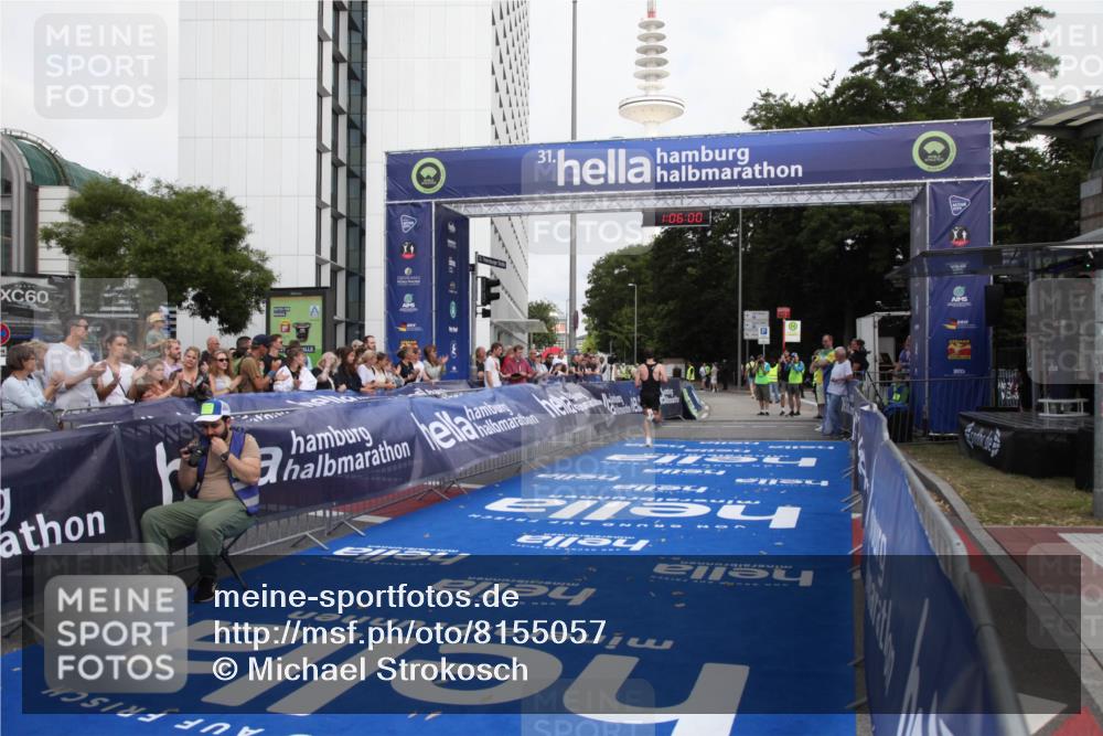 29.06.2025 - hella hamburg halbmarathon Michael Strokosch http://msf.ph/oto/8155057 29.06.2025 10:06:04 Ziel 24 meine-sportfotos.de