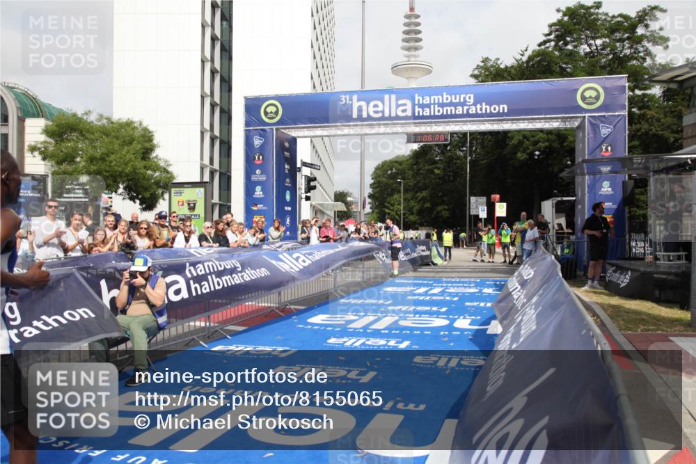 29.06.2025 - hella hamburg halbmarathon Michael Strokosch http://msf.ph/oto/8155065 29.06.2025 10:06:32 Ziel 14 meine-sportfotos.de