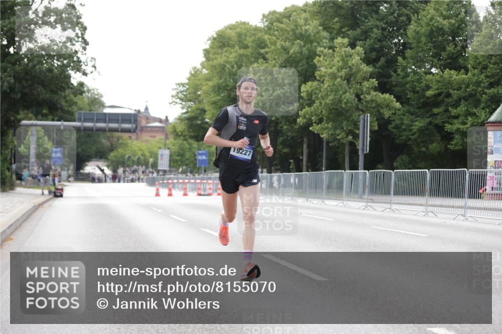 29.06.2025 - hella hamburg halbmarathon Jannik Wohlers http://msf.ph/oto/8155070 29.06.2025 09:36:08 Lombardsbrücke 19227 meine-sportfotos.de