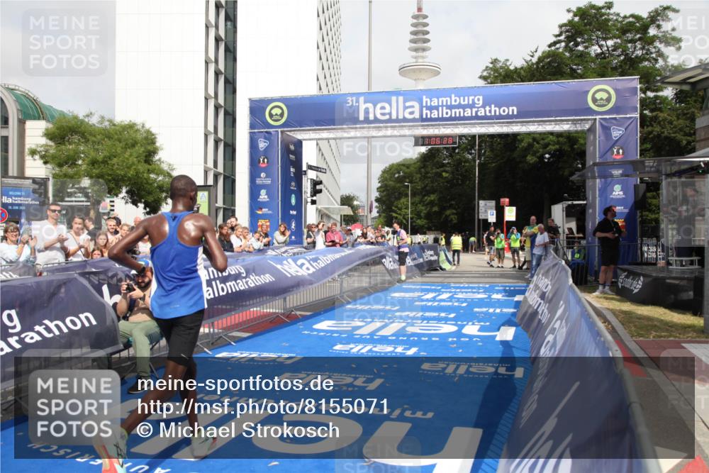 29.06.2025 - hella hamburg halbmarathon Michael Strokosch http://msf.ph/oto/8155071 29.06.2025 10:06:32 Ziel 14 meine-sportfotos.de
