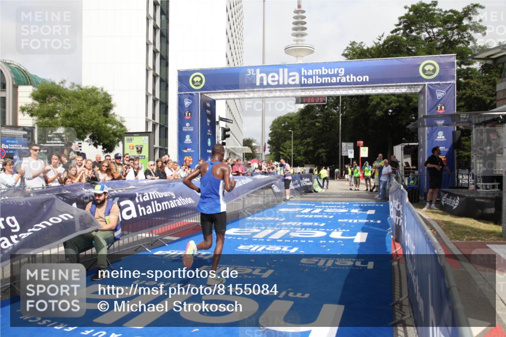 29.06.2025 - hella hamburg halbmarathon Michael Strokosch http://msf.ph/oto/8155084 29.06.2025 10:06:32 Ziel 14 meine-sportfotos.de