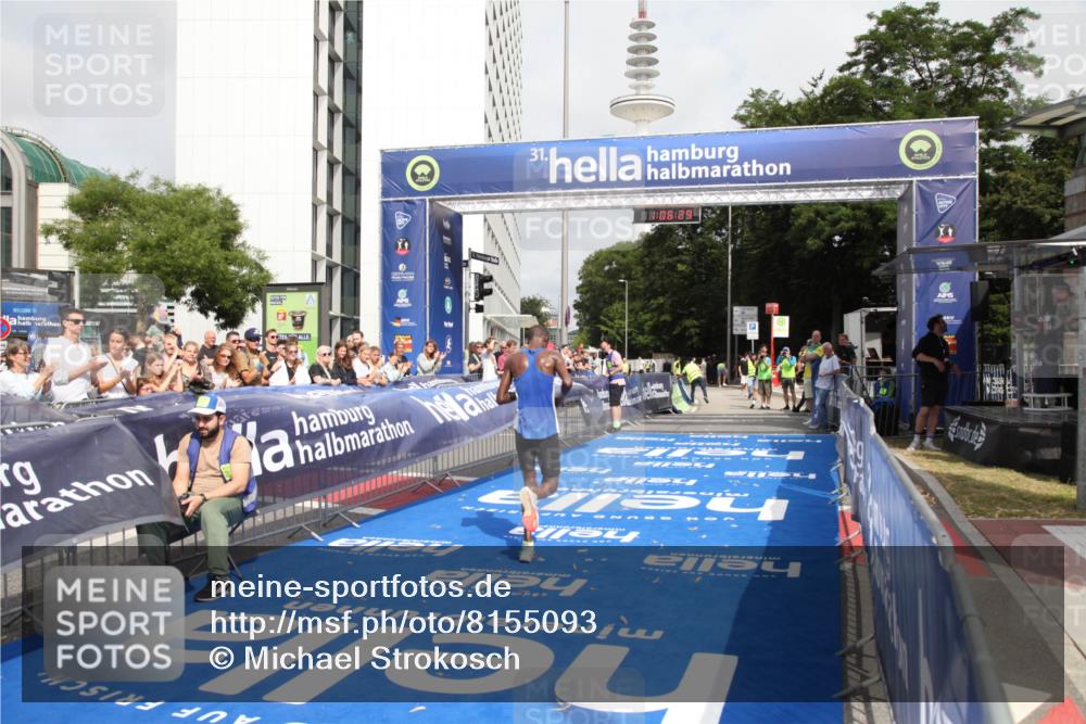 29.06.2025 - hella hamburg halbmarathon Michael Strokosch http://msf.ph/oto/8155093 29.06.2025 10:06:33 Ziel 14 meine-sportfotos.de