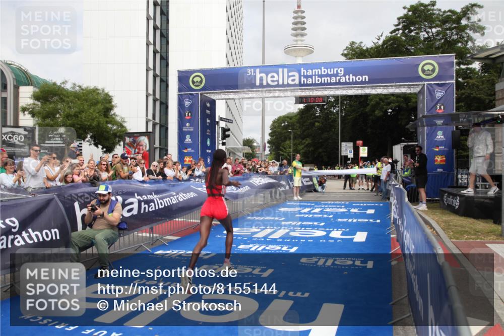 29.06.2025 - hella hamburg halbmarathon Michael Strokosch http://msf.ph/oto/8155144 29.06.2025 10:10:11 Ziel 48 meine-sportfotos.de