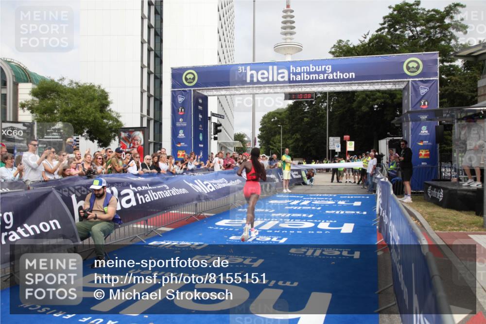 29.06.2025 - hella hamburg halbmarathon Michael Strokosch http://msf.ph/oto/8155151 29.06.2025 10:10:12 Ziel 48 meine-sportfotos.de