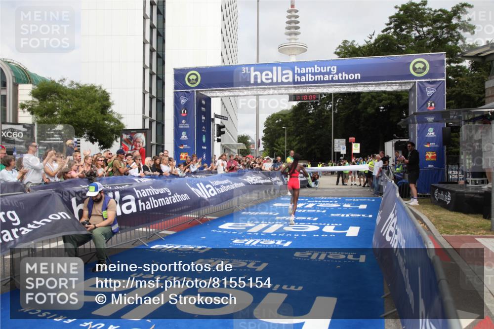 29.06.2025 - hella hamburg halbmarathon Michael Strokosch http://msf.ph/oto/8155154 29.06.2025 10:10:12 Ziel 48 meine-sportfotos.de