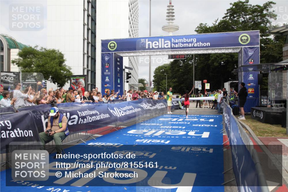 29.06.2025 - hella hamburg halbmarathon Michael Strokosch http://msf.ph/oto/8155161 29.06.2025 10:10:13 Ziel 48 meine-sportfotos.de