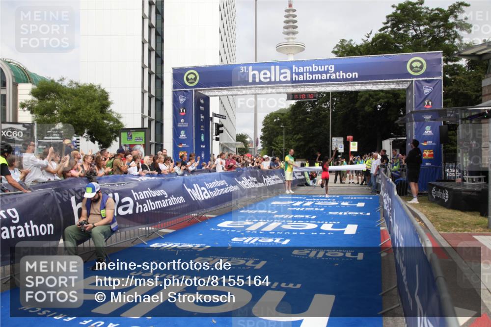 29.06.2025 - hella hamburg halbmarathon Michael Strokosch http://msf.ph/oto/8155164 29.06.2025 10:10:14 Ziel 48 meine-sportfotos.de