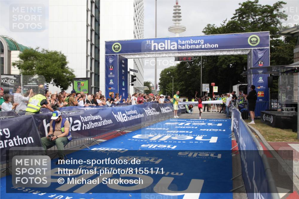 29.06.2025 - hella hamburg halbmarathon Michael Strokosch http://msf.ph/oto/8155171 29.06.2025 10:10:14 Ziel 48 meine-sportfotos.de