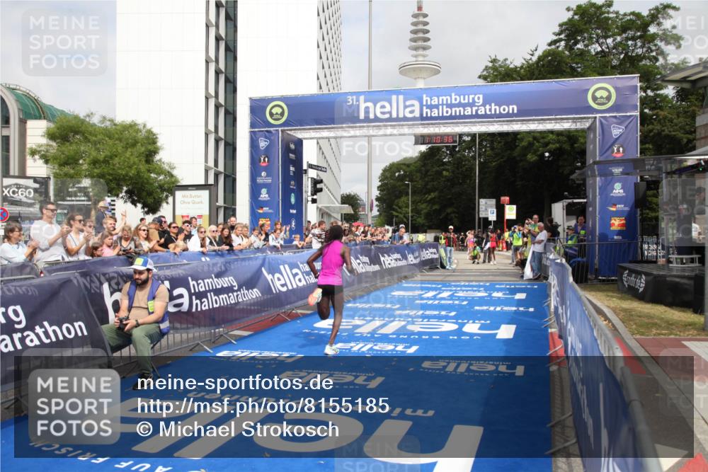 29.06.2025 - hella hamburg halbmarathon Michael Strokosch http://msf.ph/oto/8155185 29.06.2025 10:10:39 Ziel 43 meine-sportfotos.de