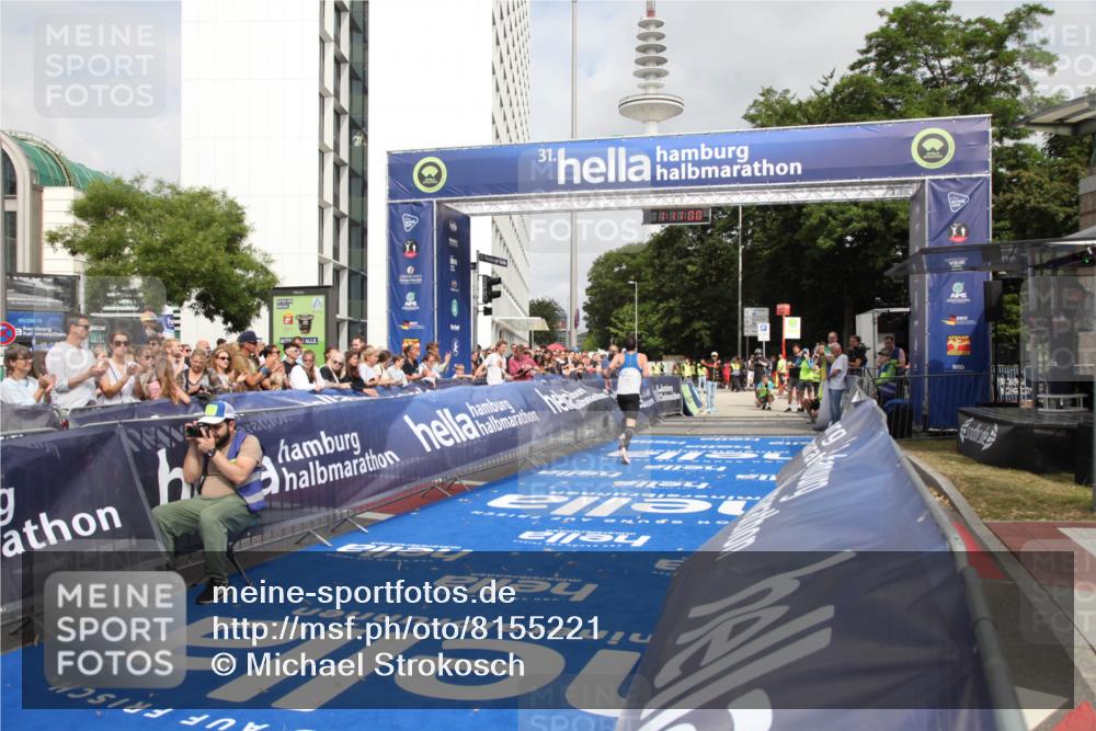 29.06.2025 - hella hamburg halbmarathon Michael Strokosch http://msf.ph/oto/8155221 29.06.2025 10:11:04 Ziel 17888 meine-sportfotos.de