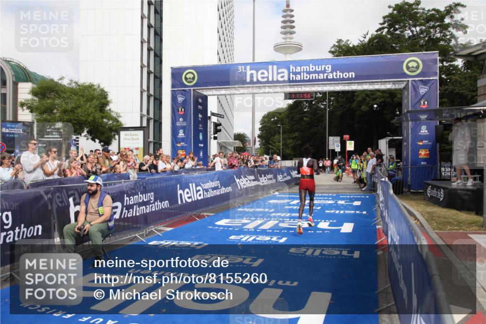 29.06.2025 - hella hamburg halbmarathon Michael Strokosch http://msf.ph/oto/8155260 29.06.2025 10:12:00 Ziel 36 meine-sportfotos.de