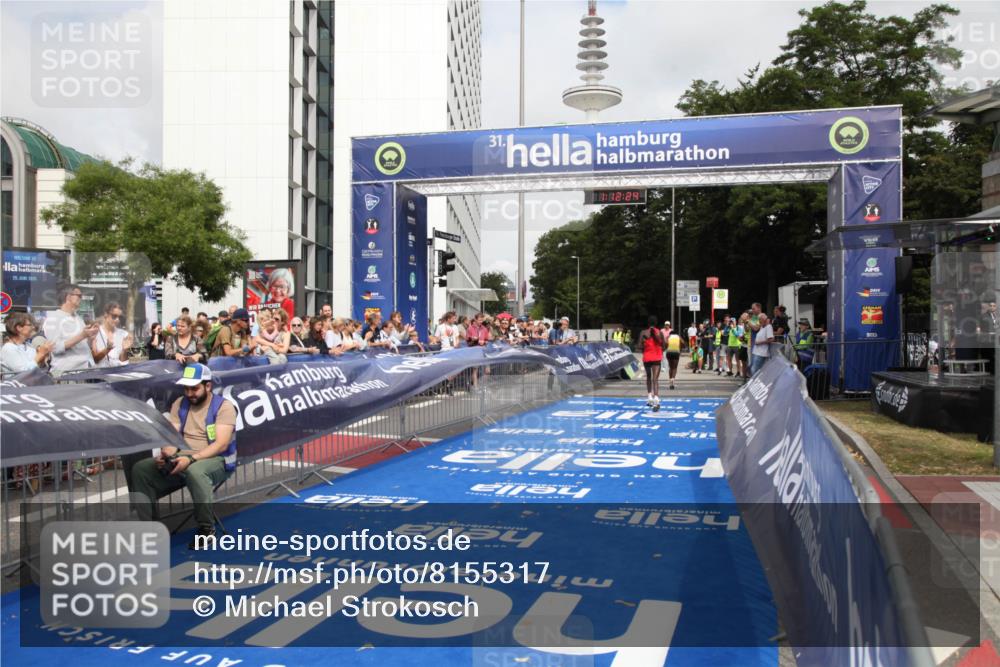 29.06.2025 - hella hamburg halbmarathon Michael Strokosch http://msf.ph/oto/8155317 29.06.2025 10:12:27 Ziel 39, 47 meine-sportfotos.de