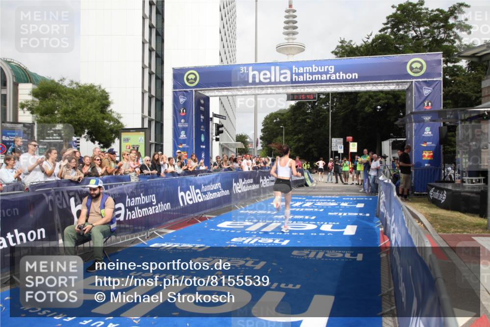 29.06.2025 - hella hamburg halbmarathon Michael Strokosch http://msf.ph/oto/8155539 29.06.2025 10:15:50 Ziel 45 meine-sportfotos.de