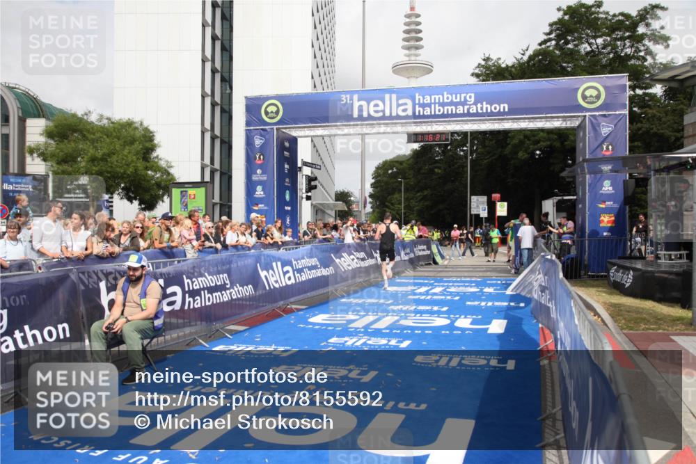 29.06.2025 - hella hamburg halbmarathon Michael Strokosch http://msf.ph/oto/8155592 29.06.2025 10:16:25 Ziel 11409 meine-sportfotos.de