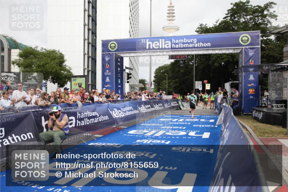 29.06.2025 - hella hamburg halbmarathon Michael Strokosch http://msf.ph/oto/8155659 29.06.2025 10:16:38 Ziel 3944, 11864 meine-sportfotos.de