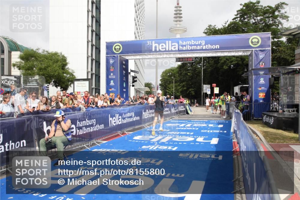 29.06.2025 - hella hamburg halbmarathon Michael Strokosch http://msf.ph/oto/8155800 29.06.2025 10:17:12 Ziel 4116 meine-sportfotos.de