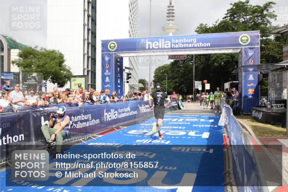 29.06.2025 - hella hamburg halbmarathon Michael Strokosch http://msf.ph/oto/8155857 29.06.2025 10:17:26 Ziel 18694 meine-sportfotos.de