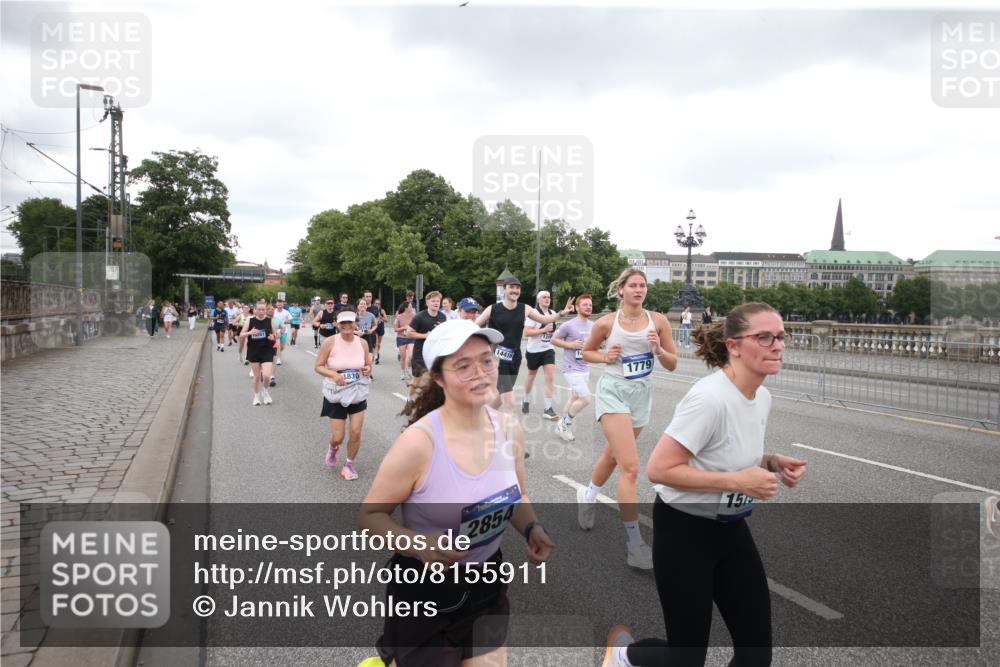 29.06.2025 - hella hamburg halbmarathon Jannik Wohlers http://msf.ph/oto/8155911 29.06.2025 10:53:49 Lombardsbrücke 1263, 1762, 1779, 1822, 2600, 2761, 3187, 3188, 3364, 3465, 3467, 4323, 4685, 4720, 4838, 5157, 5309, 5514, 5804, 5817, 5898, 6468, 6583, 6987, 6988, 7498, 7670, 7874, 7946, 8801, 8803, 8867, 9138, 9203, 10207, 11354, 11769, 11785, 11830, 12429, 12898, 12923, 13368, 13850, 14171, 14177, 14386, 14416, 14655, 14904, 15318, 15791, 16117, 16628, 16691, 16839, 16888, 17487, 17622, 18093, 18431, 18904 meine-sportfotos.de