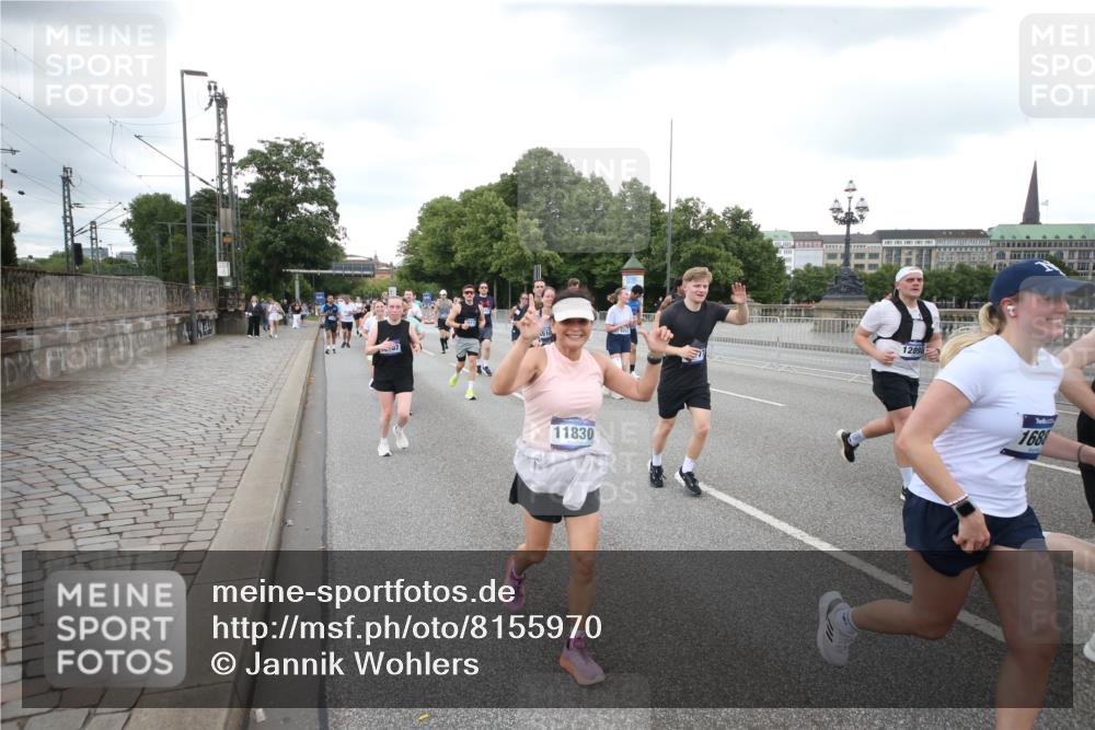 29.06.2025 - hella hamburg halbmarathon Jannik Wohlers http://msf.ph/oto/8155970 29.06.2025 10:53:51 Lombardsbrücke 1263, 1762, 1779, 1822, 2600, 2761, 3187, 3188, 3364, 3465, 4323, 4685, 4720, 4838, 5157, 5309, 5514, 5804, 5817, 6468, 6583, 6987, 6988, 7498, 7670, 7874, 7946, 8801, 8803, 8867, 9130, 9138, 9203, 10207, 11354, 11769, 11785, 11830, 12429, 12898, 12923, 13850, 14171, 14177, 14386, 14416, 14655, 14904, 15318, 16117, 16522, 16628, 16691, 16839, 16888, 17487, 17622, 18093, 18431, 18904 meine-sportfotos.de