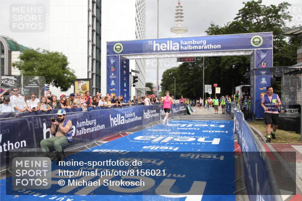29.06.2025 - hella hamburg halbmarathon Michael Strokosch http://msf.ph/oto/8156021 29.06.2025 10:18:07 Ziel 19072 meine-sportfotos.de