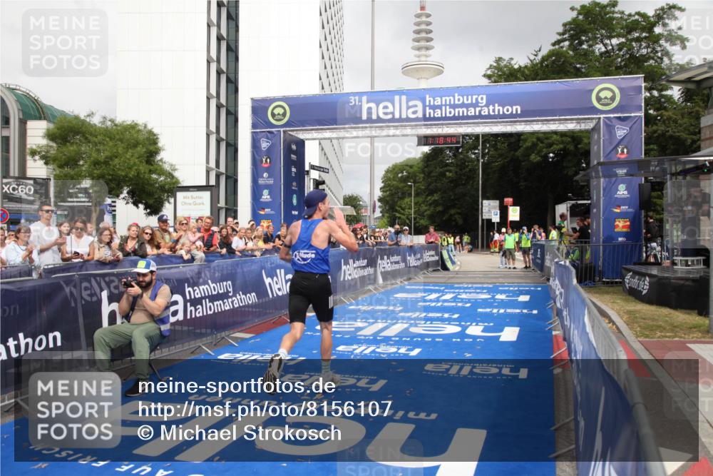 29.06.2025 - hella hamburg halbmarathon Michael Strokosch http://msf.ph/oto/8156107 29.06.2025 10:18:48 Ziel 15495 meine-sportfotos.de