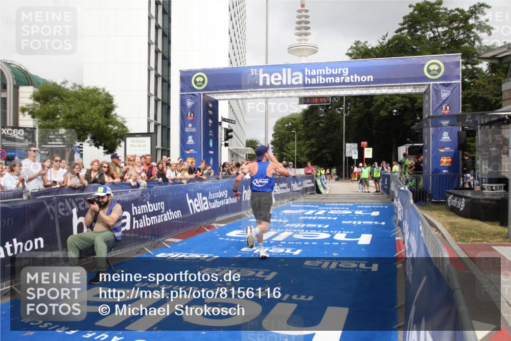 29.06.2025 - hella hamburg halbmarathon Michael Strokosch http://msf.ph/oto/8156116 29.06.2025 10:18:49 Ziel 15495 meine-sportfotos.de