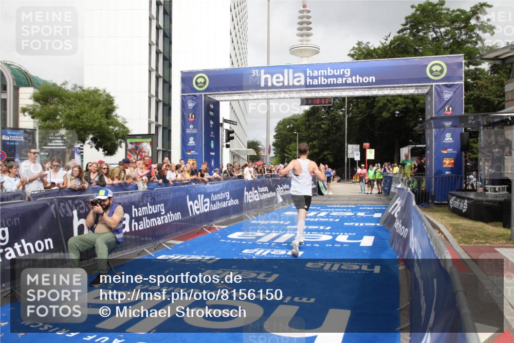 29.06.2025 - hella hamburg halbmarathon Michael Strokosch http://msf.ph/oto/8156150 29.06.2025 10:18:57 Ziel 6380, 11342 meine-sportfotos.de