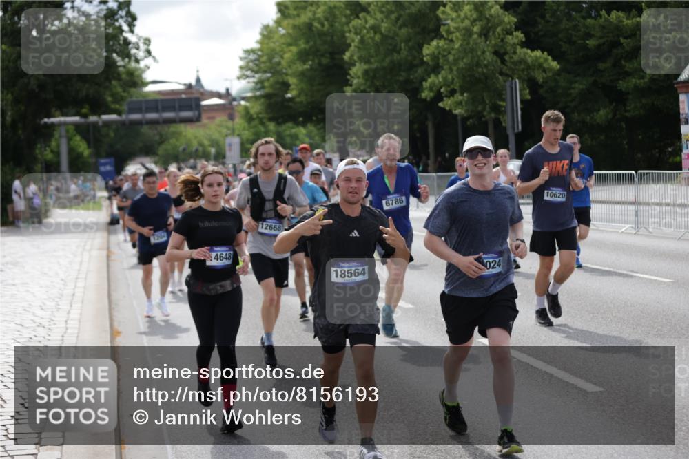 29.06.2025 - hella hamburg halbmarathon Jannik Wohlers http://msf.ph/oto/8156193 29.06.2025 10:17:06 Lombardsbrücke 1204, 1477, 2259, 2305, 2860, 3802, 3803, 4194, 4218, 4852, 6254, 6336, 6352, 6520, 6786, 7011, 7258, 7291, 7410, 7413, 7445, 7566, 7844, 8210, 8309, 8351, 8433, 8895, 9848, 10377, 10620, 10677, 11372, 11707, 12031, 12668, 14194, 14199, 14208, 14209, 14307, 14648, 14877, 15293, 16024, 16555, 17083, 17628, 17717, 17927, 18039, 18060, 18344, 18469, 18526, 18564, 19029 meine-sportfotos.de