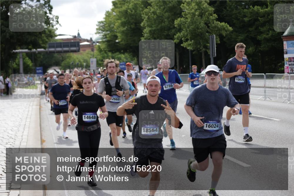 29.06.2025 - hella hamburg halbmarathon Jannik Wohlers http://msf.ph/oto/8156220 29.06.2025 10:17:06 Lombardsbrücke 1204, 1477, 2259, 2305, 2860, 3802, 3803, 4194, 4218, 4852, 6254, 6336, 6352, 6520, 6786, 7011, 7258, 7291, 7410, 7413, 7445, 7566, 7844, 8210, 8309, 8351, 8433, 8895, 9848, 10377, 10620, 10677, 11372, 11707, 12031, 12668, 14194, 14199, 14208, 14209, 14307, 14648, 14877, 15293, 16024, 16555, 17083, 17628, 17717, 17927, 18039, 18060, 18344, 18469, 18526, 18564, 19029 meine-sportfotos.de