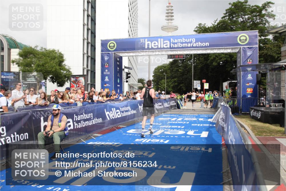 29.06.2025 - hella hamburg halbmarathon Michael Strokosch http://msf.ph/oto/8156234 29.06.2025 10:19:00 Ziel 6380, 11342 meine-sportfotos.de