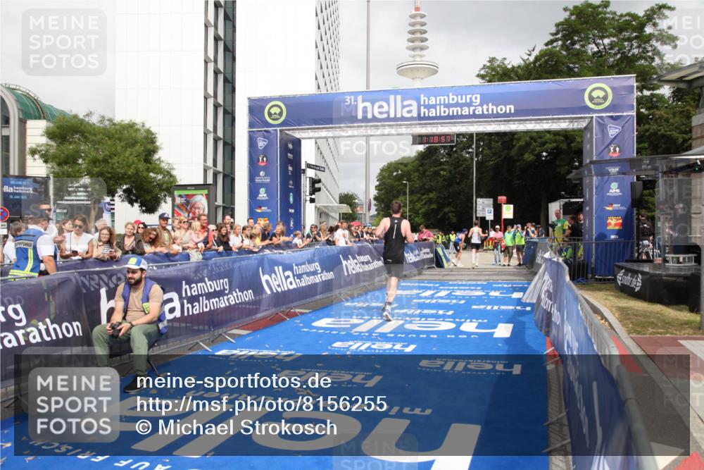 29.06.2025 - hella hamburg halbmarathon Michael Strokosch http://msf.ph/oto/8156255 29.06.2025 10:19:00 Ziel 6380, 11342 meine-sportfotos.de