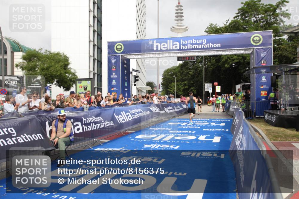 29.06.2025 - hella hamburg halbmarathon Michael Strokosch http://msf.ph/oto/8156375 29.06.2025 10:19:15 Ziel 53, 2144 meine-sportfotos.de