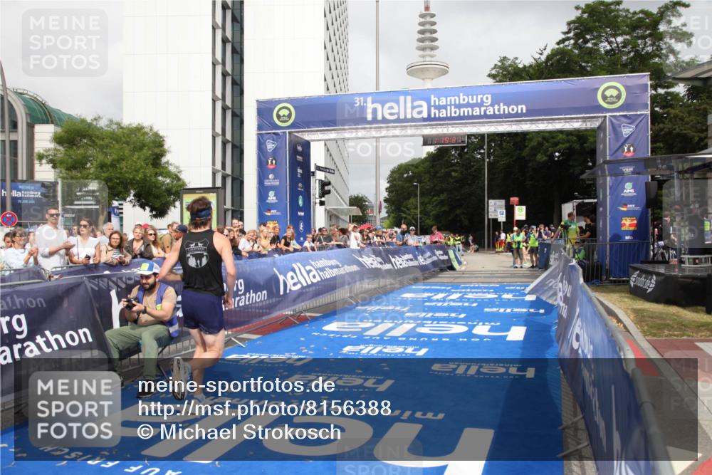29.06.2025 - hella hamburg halbmarathon Michael Strokosch http://msf.ph/oto/8156388 29.06.2025 10:19:25 Ziel 2659, 13016 meine-sportfotos.de