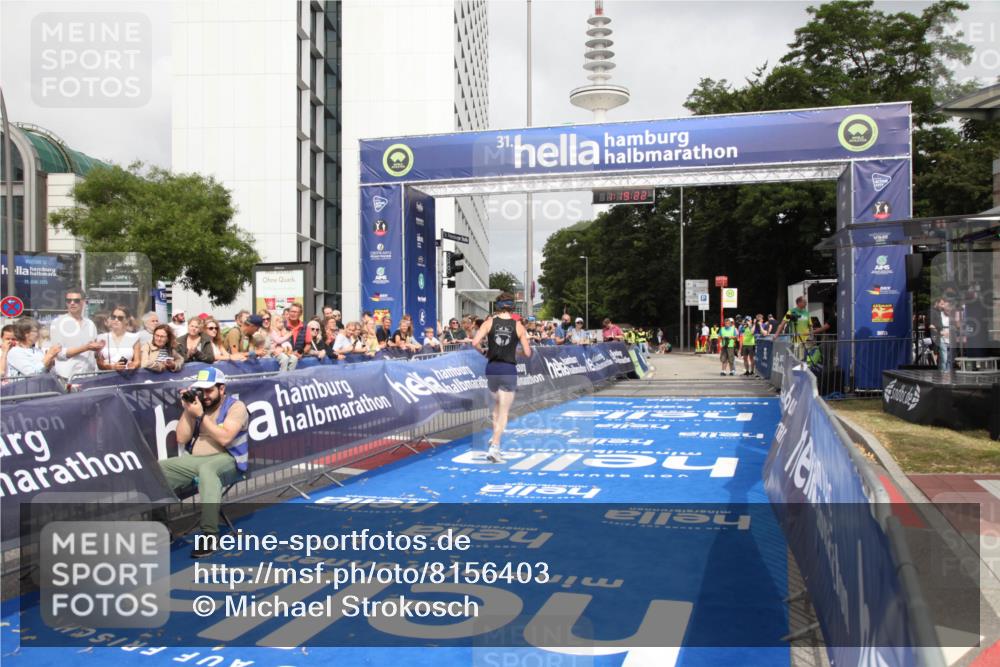 29.06.2025 - hella hamburg halbmarathon Michael Strokosch http://msf.ph/oto/8156403 29.06.2025 10:19:26 Ziel 2659, 13016 meine-sportfotos.de