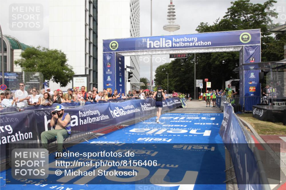 29.06.2025 - hella hamburg halbmarathon Michael Strokosch http://msf.ph/oto/8156406 29.06.2025 10:19:27 Ziel 2659, 13016 meine-sportfotos.de