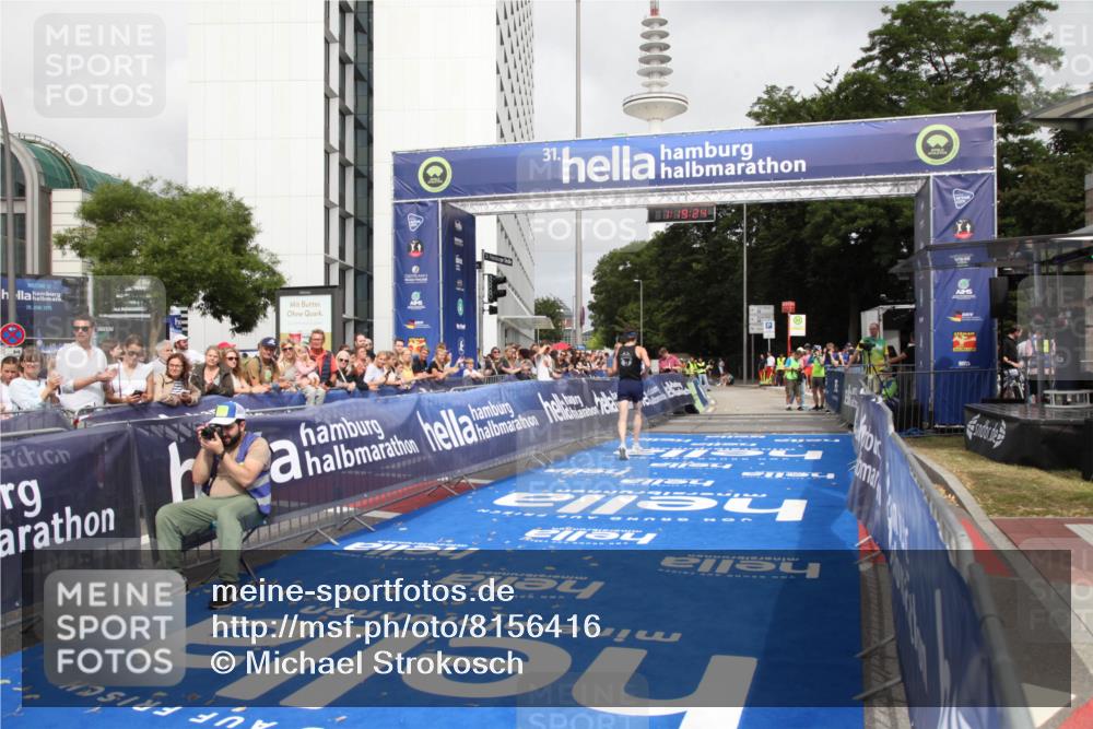 29.06.2025 - hella hamburg halbmarathon Michael Strokosch http://msf.ph/oto/8156416 29.06.2025 10:19:27 Ziel 2659, 13016 meine-sportfotos.de