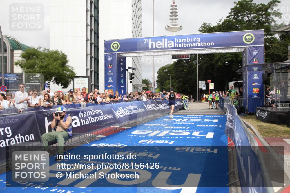 29.06.2025 - hella hamburg halbmarathon Michael Strokosch http://msf.ph/oto/8156426 29.06.2025 10:19:28 Ziel 2659, 13016 meine-sportfotos.de