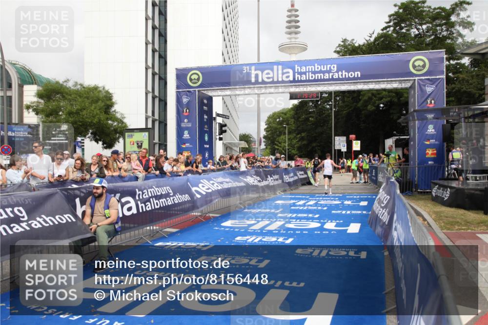 29.06.2025 - hella hamburg halbmarathon Michael Strokosch http://msf.ph/oto/8156448 29.06.2025 10:19:33 Ziel 2659 meine-sportfotos.de