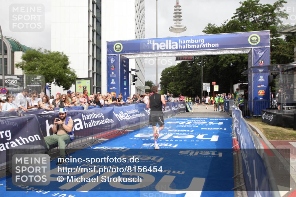 29.06.2025 - hella hamburg halbmarathon Michael Strokosch http://msf.ph/oto/8156454 29.06.2025 10:19:42 Ziel 19108 meine-sportfotos.de