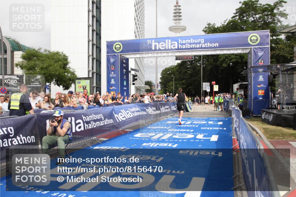 29.06.2025 - hella hamburg halbmarathon Michael Strokosch http://msf.ph/oto/8156470 29.06.2025 10:19:43 Ziel 19108 meine-sportfotos.de