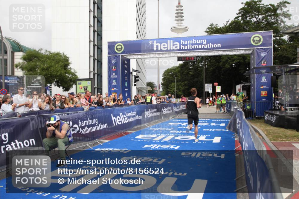 29.06.2025 - hella hamburg halbmarathon Michael Strokosch http://msf.ph/oto/8156524 29.06.2025 10:19:52 Ziel 4524 meine-sportfotos.de