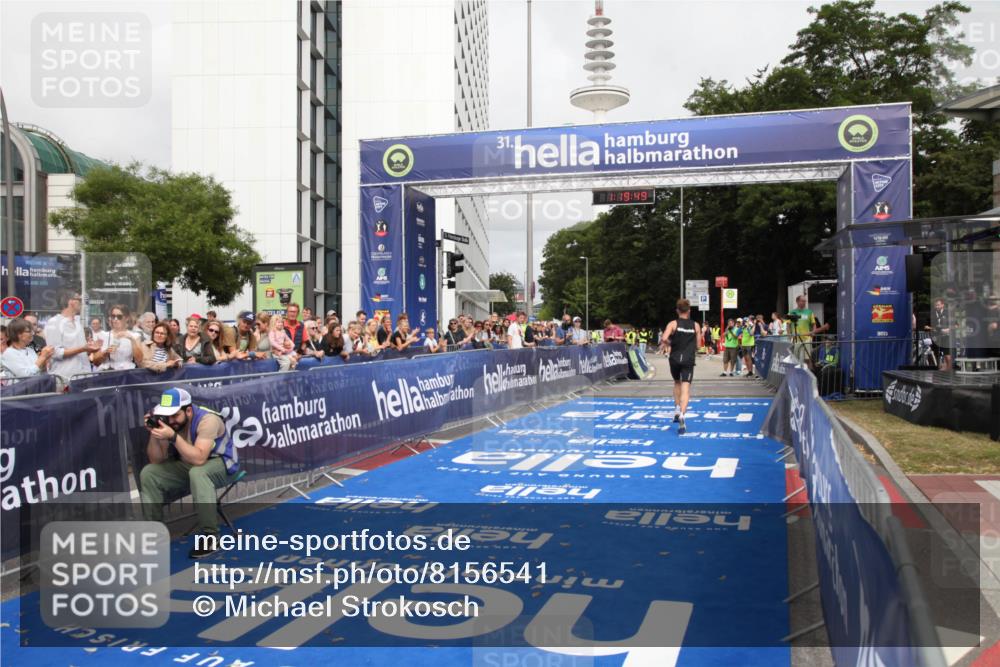 29.06.2025 - hella hamburg halbmarathon Michael Strokosch http://msf.ph/oto/8156541 29.06.2025 10:19:53 Ziel 4524 meine-sportfotos.de