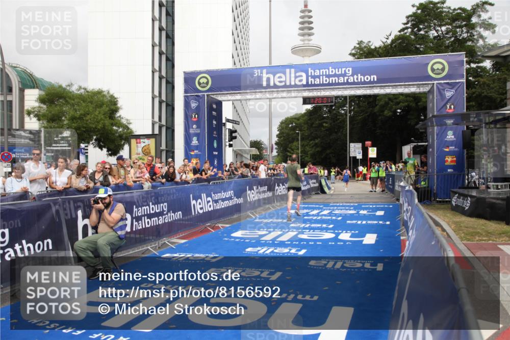 29.06.2025 - hella hamburg halbmarathon Michael Strokosch http://msf.ph/oto/8156592 29.06.2025 10:20:05 Ziel 9255, 11829, 18848 meine-sportfotos.de