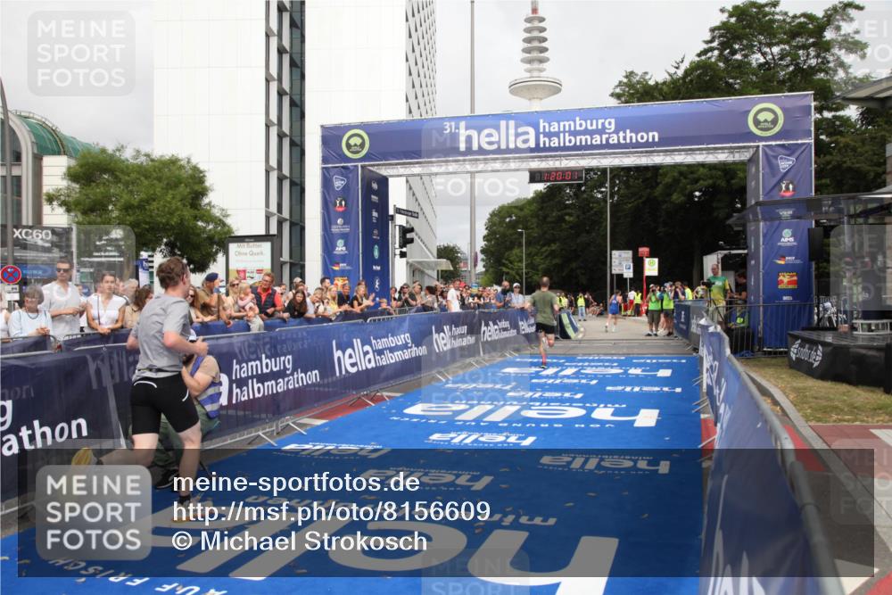 29.06.2025 - hella hamburg halbmarathon Michael Strokosch http://msf.ph/oto/8156609 29.06.2025 10:20:05 Ziel 9255, 11829, 18848 meine-sportfotos.de