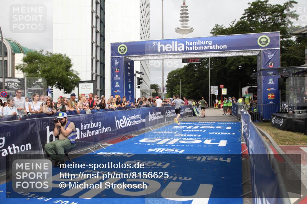 29.06.2025 - hella hamburg halbmarathon Michael Strokosch http://msf.ph/oto/8156625 29.06.2025 10:20:07 Ziel 9255, 11829, 18848 meine-sportfotos.de