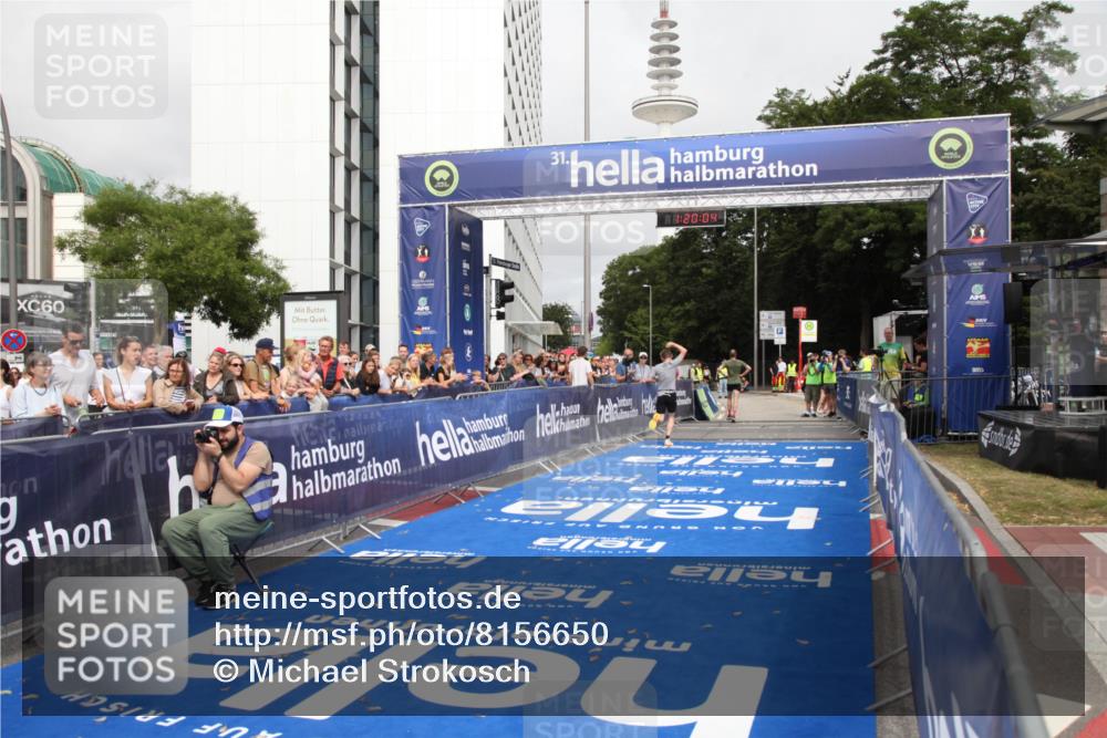 29.06.2025 - hella hamburg halbmarathon Michael Strokosch http://msf.ph/oto/8156650 29.06.2025 10:20:08 Ziel 9255, 11829 meine-sportfotos.de
